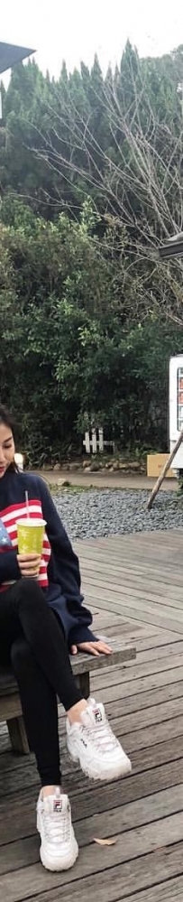 氣質女孩 謝妃妃 穿熱褲露出修長美腿 往上一看才發現脾...