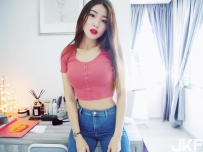 巨乳正妹 May 一年拿到博士學位 誰說胸大無腦!