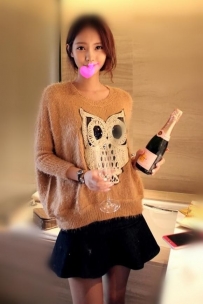 倩倩：168/25歲/C+高挑 酒吧服務員  口爆技術很好，含蛋蛋...