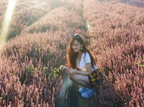 長腿正妹VAVA法法楊梅花海欣賞仙草花　深V上衣微露事業線...