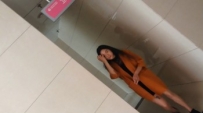 某大廈寫字樓公共女廁拍攝幾個白領妹子如廁 貌似同時進...
