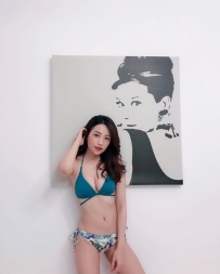 好久沒有辣一波！大膽台妹「彈兩顆」裸穿比基尼看畫展.....