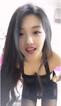 漂亮美女主播穿著開檔黑絲現場直播雙人啪啪大秀 完事後...