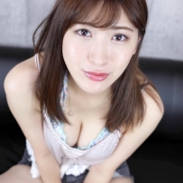 日豪乳奶妹開發新功能...「超重量級木瓜奶」夾巧克力棒.....
